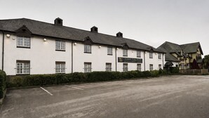 Un edificio de dos pisos con un cartel que indica Wirral Park Hotel.