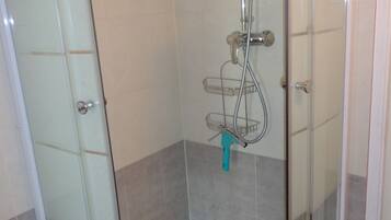 Ducha, toallas, jabón y papel higiénico
