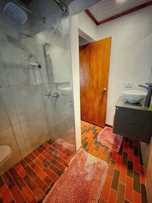 Deluxe House, Patio, Garden View | Bathroom | Shower, free toiletries, towels, soap - Finca Agrreste (Nemocón)