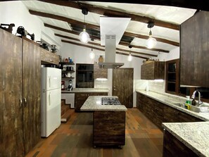 Casa Deluxe, patio, vista al jardín | Cocina privada | Refrigerador, microondas, horno y parrilla de estufa 