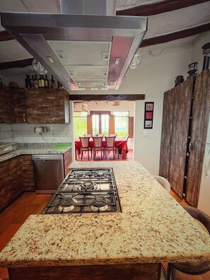 Casa Deluxe, patio, vista al jardín | Cocina privada | Refrigerador, microondas, horno y parrilla de estufa 