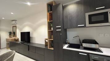 Coffee/tea maker, electric kettle, dining table