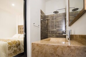 A modern bathroom with a glass shower enclosure, a marble sink, and a large mirror. - 11br Pool Jacuzzi Eventsok Parque Lleras Provenza (Medellín)