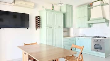 Fridge, dishwasher