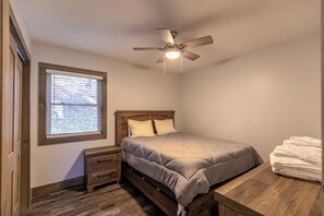 Interior - Whiskey Rock Private Cabin on Beech Mountain, Hot Tub, Gas Fireplace, EV Charger (Banner Elk)