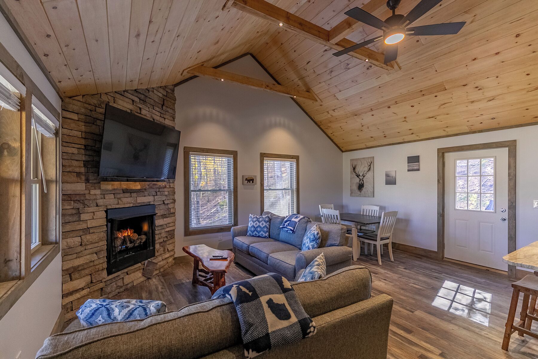 Whiskey Rock Private Cabin on Beech Mountain, Hot Tub, Gas Fireplace, EV Charger - Cove Creek, NC