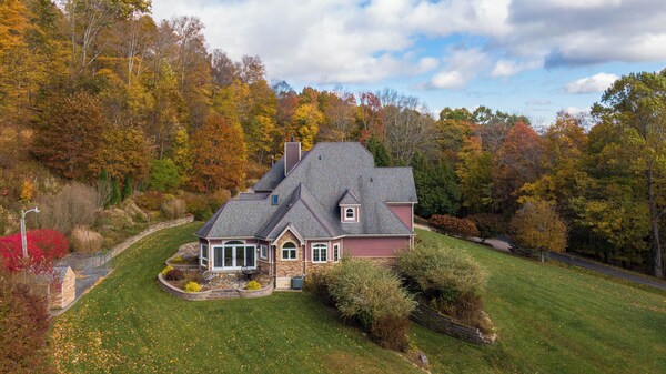 Mountain Gem Huge Home 7 Mins To Boone With Hot Tub, Pool Table & Views! - Boone, NC