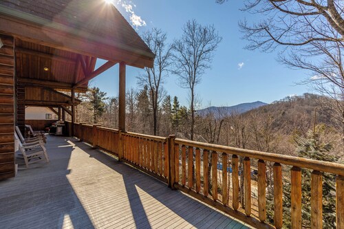 Bear Lodge at Misty Mountain Pet Friendly Luxury Log Cabin With Grandfather Views!