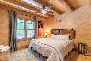 Interior - Queen Ridge Cabin - Great Views, Secluded, hot Tub, Fire pit (West Jefferson)