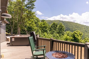 Interior - Queen Ridge Cabin - Great Views, Secluded, hot Tub, Fire pit (West Jefferson)
