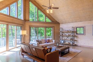 Interior - Queen Ridge Cabin - Great Views, Secluded, hot Tub, Fire pit (West Jefferson)