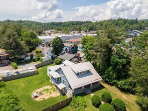A residential area with houses, a fenced yard, and a large tree. - Stella Maris - own Blowing Rock Pet Friendly Updated Craftsman Bungalow (Blowing Rock)