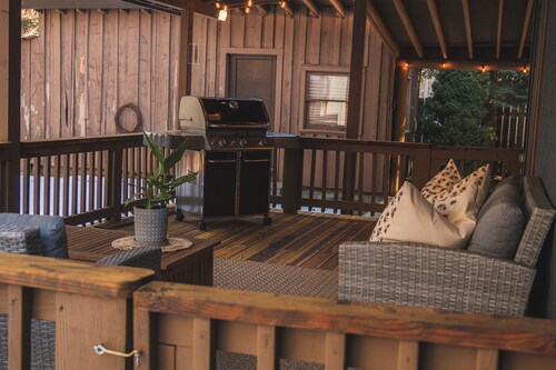 Deer Lick Lodge - Walk to Ponderosa, Pet-Friendly, 5-Star Family Stay