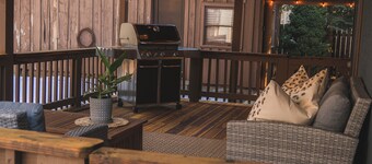 Deer Lick Lodge - Walk to Ponderosa, Pet-Friendly, 5-Star Family Stay