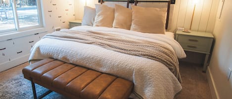 4 bedrooms, iron/ironing board, WiFi, bed sheets