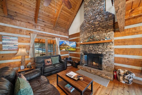 5 Bears Cabin Wooded Cabin With hot Tub, Arcade Games, Pool Table, Fire pit