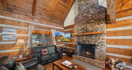 5 Bears Cabin Wooded Cabin With hot Tub, Arcade Games, Pool Table, Fire pit