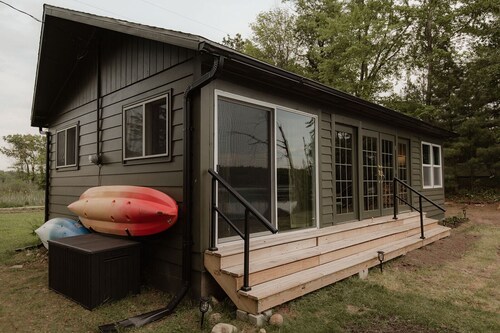 Renovated Vintage 1970s Lake Cottage in Iola—30 Min to Chain O'Lakes