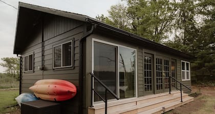 Renovated Vintage 1970s Lake Cottage in Iola—30 Min to Chain O'Lakes