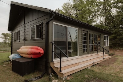 Renovated Vintage 1970s Lake Cottage in Iola—30 Min to Chain O'Lakes