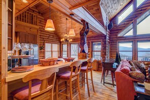 Interior - Four Points With Mountain Views, King With Fireplace on Main, hot Tub, pet Friendly (Vilas)