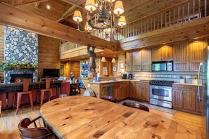 Interior - Four Points With Mountain Views, King With Fireplace on Main, hot Tub, pet Friendly (Vilas)