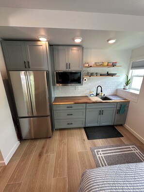 Fridge, microwave, coffee/tea maker, toaster - Studio with AC and kitchenette (Hauula)