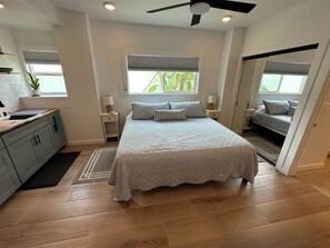 Free WiFi, bed sheets, wheelchair access - Studio with AC and kitchenette (Hauula)