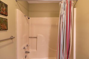 Interior - Bear Pause 2BR Walk to Downtown Blowing Rock (Blowing Rock)