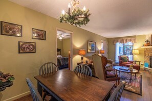 Interior - Bear Pause 2BR Walk to Downtown Blowing Rock (Blowing Rock)