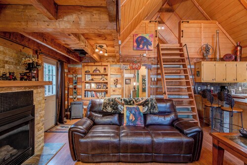 Bridgepoint Cabin Walk to Watauga River, hot Tub, Play in the Yard