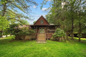 A cabin with a front porch, a wooden deck, and a grassy yard. - Bridgepoint Cabin Walk to Watauga River, hot Tub, Play in the Yard (Vilas)