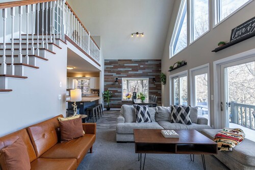 Sky High Chalet Blowing Rock Home With hot Tub, Pool Table, Bunk Room, and Fire pit
