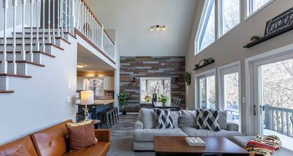 Sky High Chalet Blowing Rock Home With hot Tub, Pool Table, Bunk Room, and Fire pit