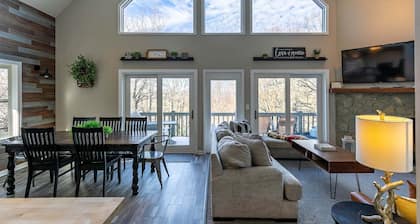 Sky High Chalet Blowing Rock Home With hot Tub, Pool Table, Bunk Room, and Fire pit
