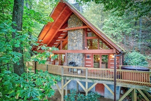 Interior - Farallon - Cozy Cabin With hot Tub, Fire Pit, Wood Fireplace (Banner Elk)