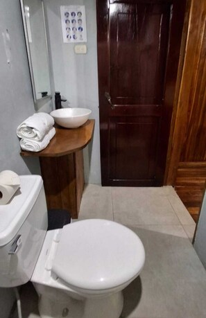 Economy Shared Dormitory | Bathroom | Towels, soap, toilet paper - El Rey Hostel Monteverde Downtown (Monteverde)
