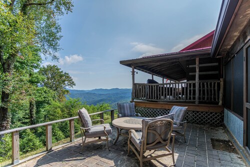 1 Million Dollar View Hot Tub, Theater Room, Pool Table, Air Hockey 10min to Banner Elk