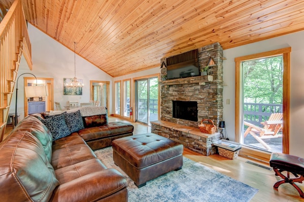 Interior - Paws A While - Hot Tub, Pool Table, Firepit (Blowing Rock)