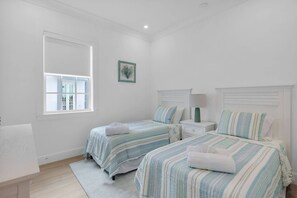 Bügeleisen/Bügelbrett, Reisekinderbett, kostenloses WLAN, Bettwäsche
