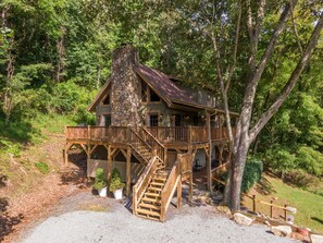 Front of property - Moose Preserve - Cabin Near Valle Crucis With hot Tub, Pool Table, & Firepit (Sugar Grove)