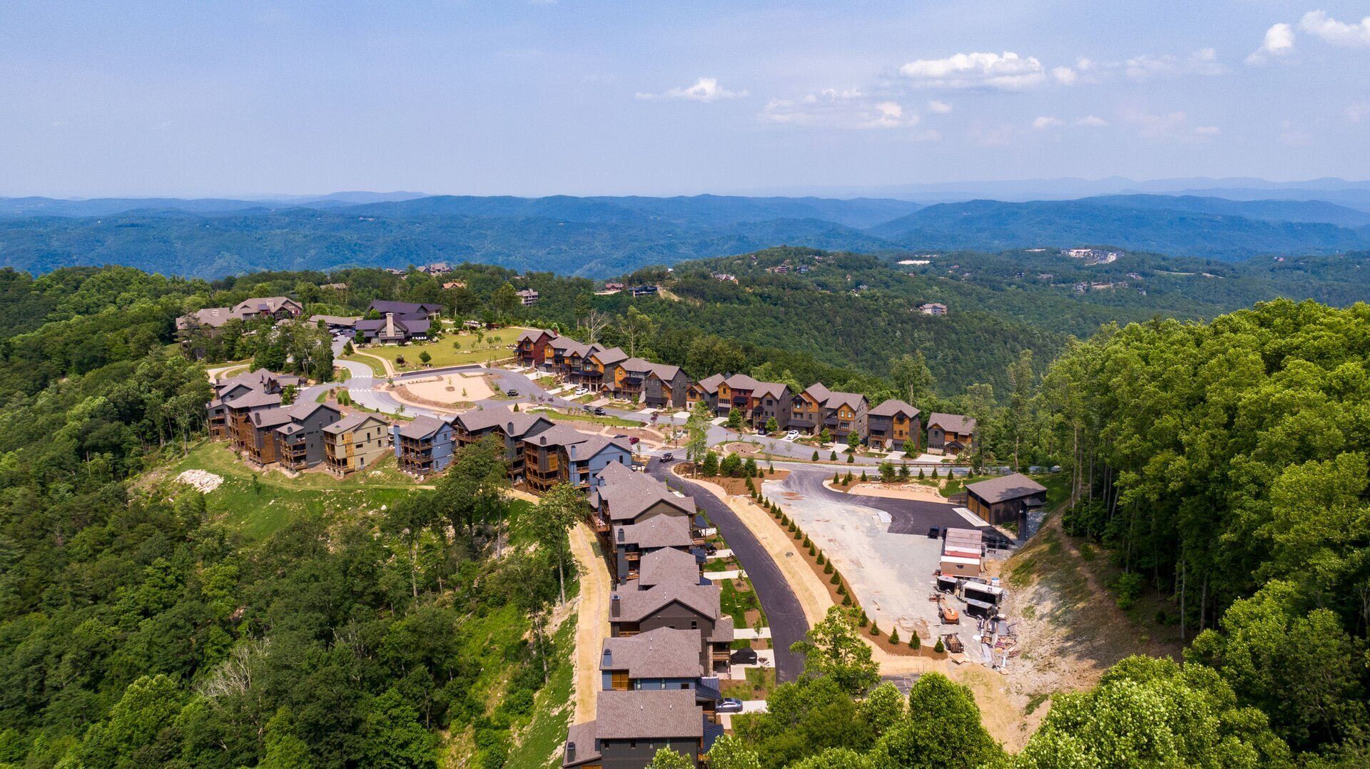 Un quartier résidentiel composé de nombreuses maisons, de routes sinueuses et bordé de montagnes.