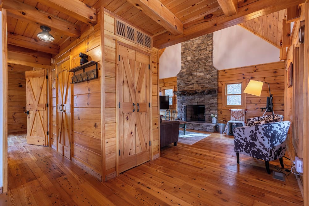Whiskey Creek Cabin Peaceful Creekside Cabin With hot tub and Game Room - Watauga Lake, TN
