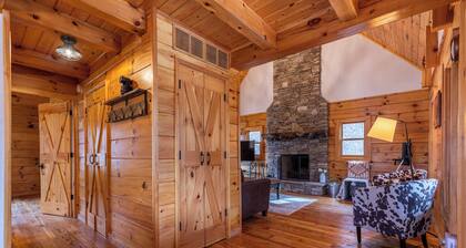 Whiskey Creek Cabin Peaceful Creekside Cabin With hot tub and Game Room