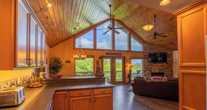 Bearadise Cabin - Pet Friendly, Great Views, Firepit and Yard on Sugar Mountain, 2 Car Garage
