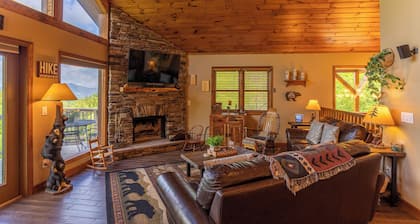 Bearadise Cabin - Pet Friendly, Great Views, Firepit and Yard on Sugar Mountain, 2 Car Garage