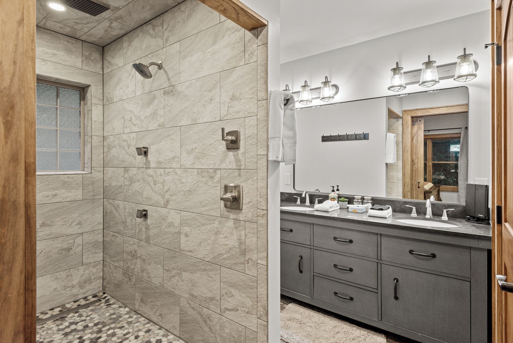 Une salle de bain moderne avec une douche, un meuble-lavabo et un grand miroir.