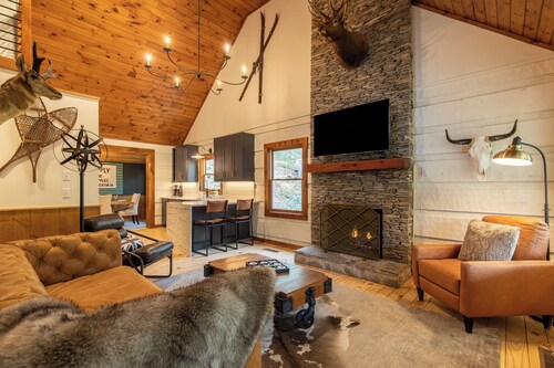 River Run Cabin - Watauga River in Valle Crucis With Firepit, Pet Friendly, Oversize Deck