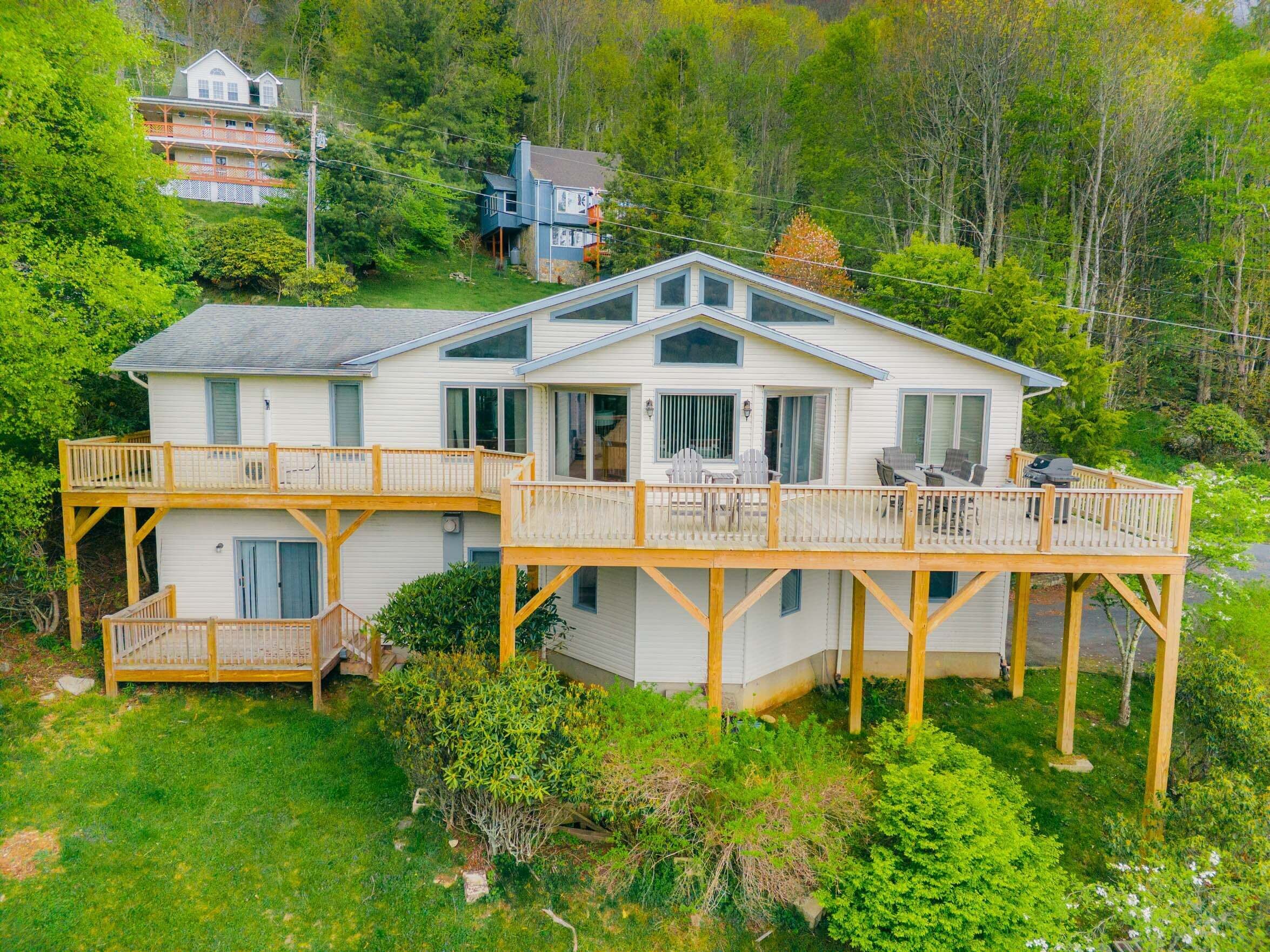 Une maison à deux étages avec une terrasse, un patio couvert et un garage.