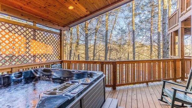 A wooden deck with a hot tub and a wooden fence. - Bearfoot Lodge at Echota (Boone)